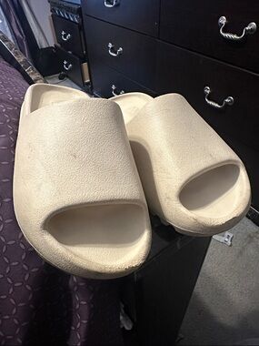 Yeezy Slides “Bone”